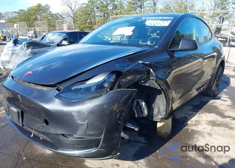 2024 Tesla Model Y Long Range Dual Motor All-Wheel Drive z USA, uszkodzony, nr VIN 7SAYGDEE2RF166645